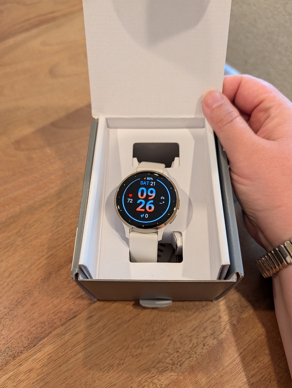 garmin Venu 3S smartwatch with white band and gold mesh straps - Picture 4 of 7